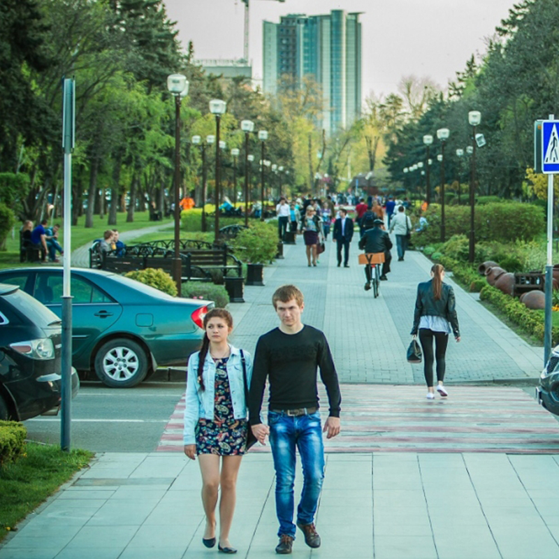 Краснодарской городской сайт. Краснодар люди. Люди на улицах Краснодара. Городская улица с людьми. Городская жизнь Краснодар.